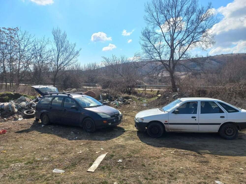 Служители на звено „Инспекторат“ към Община Благоевград санкционираха мъж за изхвърляне на отпадъци край село Логодаж