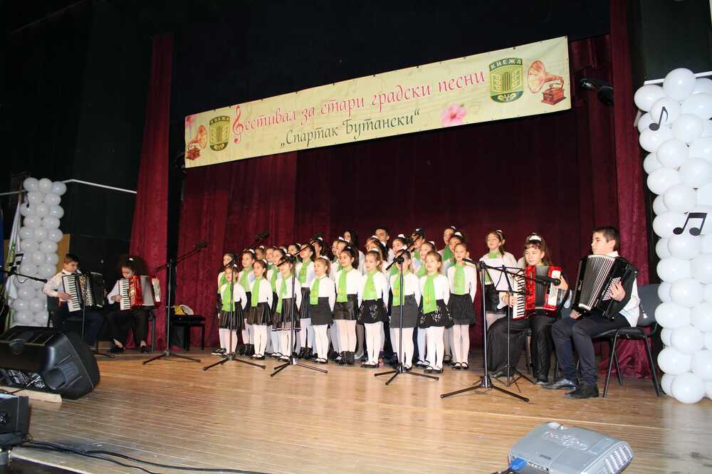 В Кнежа повече от 150 изпълнители участваха във фестивала за стари градски песни "Спартак Бутански"