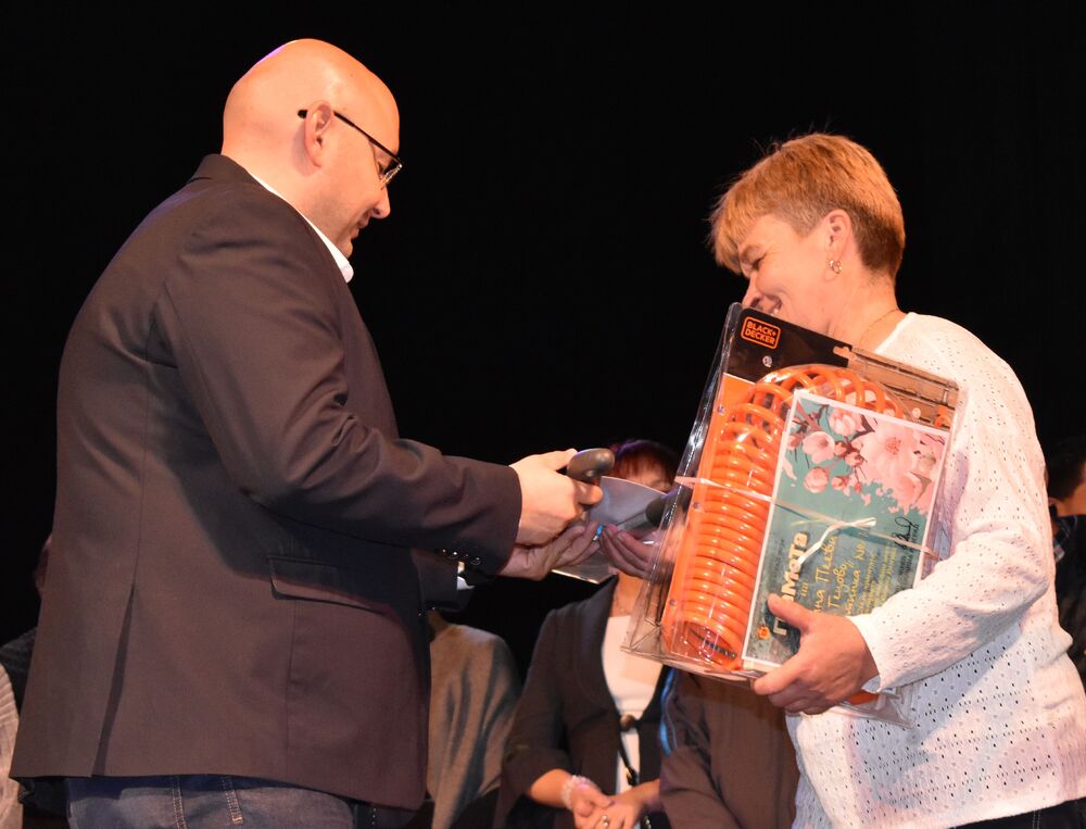 Община Разград: Призьорите от 14-ия конкурс „Да на красотата” получиха наградите си в началото на Благотворителния концерт на Федерацията на жените