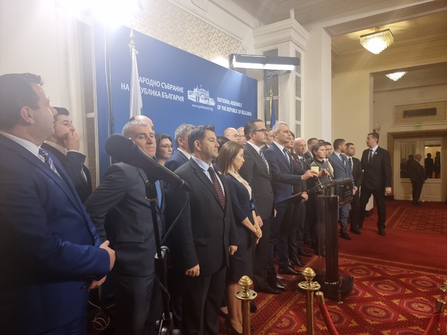 Срокът между двете четения на промените в Закона за съдебната власт и в НПК остава 7 дни, е решила пленарната зала