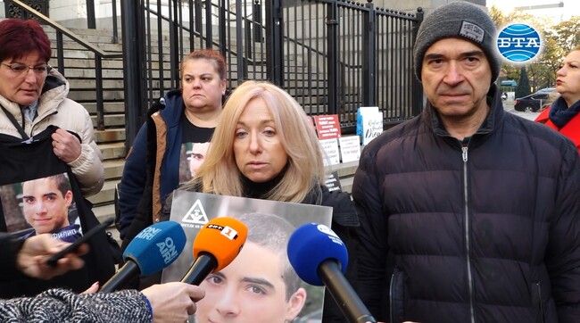 Родители на деца, загинали на пътя, се събраха на протест пред Съдебната палата в София