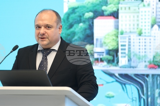 Градовете са отговорни за около 70 процента от въглеродните емисии, каза министър Петър Димитров