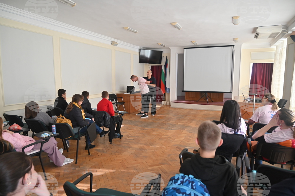 С лекция пред ученици и демонстрация на техники за защита в Монтана се отбелязва Световният ден за борба с насилието над деца