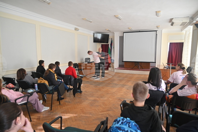 С лекция пред ученици и демонстрация на техники за защита в Монтана се отбелязва Световният ден за борба с насилието над деца