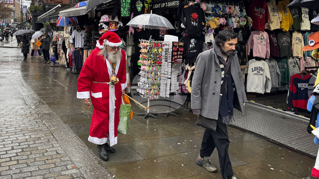 В Обединеното кралство търговците на дребно отчитат увеличение на клиентите около Коледа, съобщи анализаторска компания