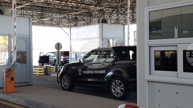 Интензивен е автомобилният трафик на ГКПП "Капитан Андреево" и на "Калотина"