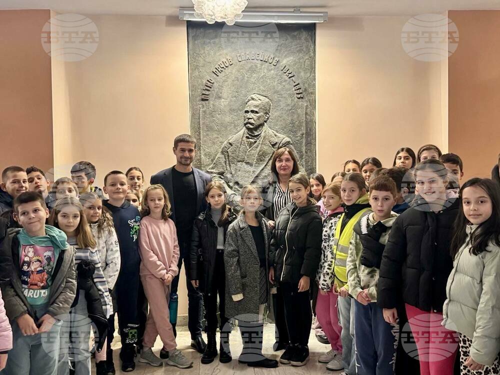 Зам.-кметът на община Стара Загора Надежда Чакърова и секретарят Николай Диков посрещнаха ученици от Второ основно училище пред барелефа на Петко Славейков
