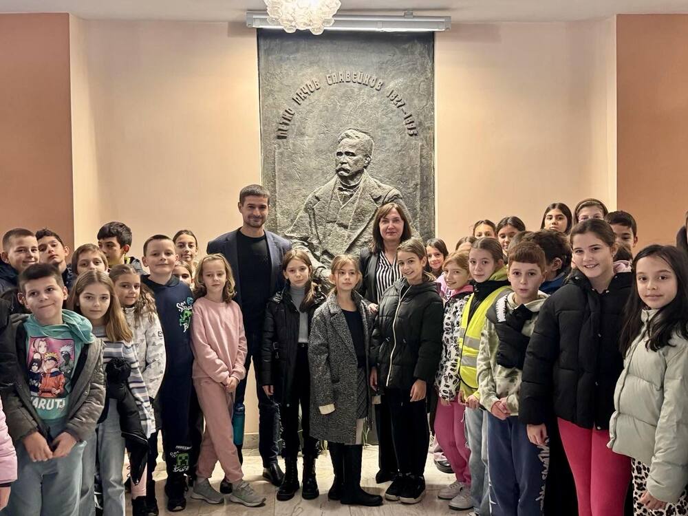 Зам.-кметът на община Стара Загора Надежда Чакърова и секретарят Николай Диков посрещнаха ученици от Второ основно училище пред барелефа на Петко Славейков