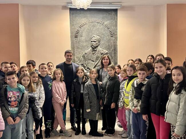 Зам.-кметът на община Стара Загора Надежда Чакърова и секретарят Николай Диков посрещнаха ученици от Второ основно училище пред барелефа на Петко Славейков