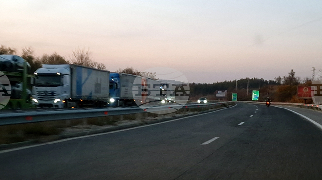 Интензивен е трафикът за товарни автомобили на някои гранични пунктове с Румъния и Турция