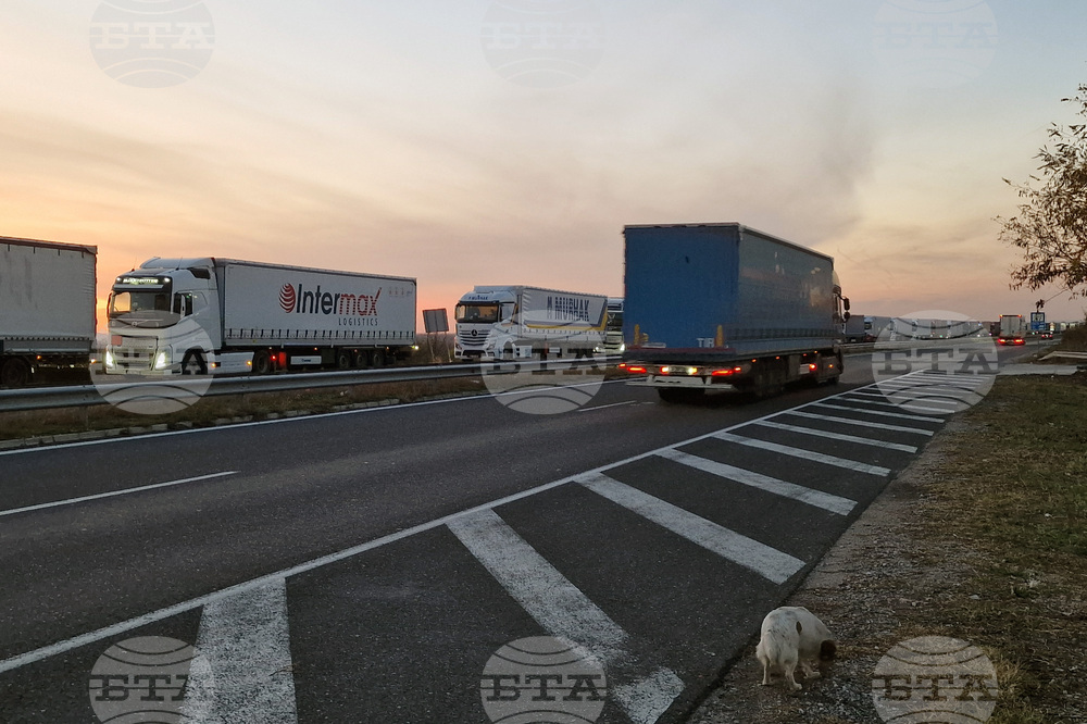 Интензивен е трафикът за товарни автомобили на пунктовете на границата с Турция и Румъния