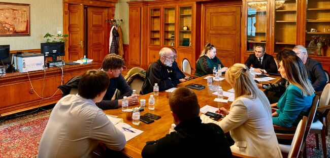 ГЕРБ-СДС проведе среща с протестиращи от таксиметровия бранш относно повишените цени на застраховка „Гражданска отговорност“