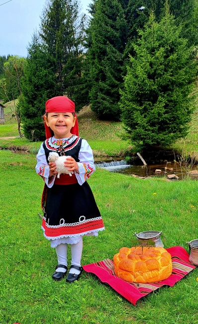 ОА Смолян: Участниците в деветото издание на конкурса „Аз раста патриот“ за поредна година разкриха очарованието на българската народна носия