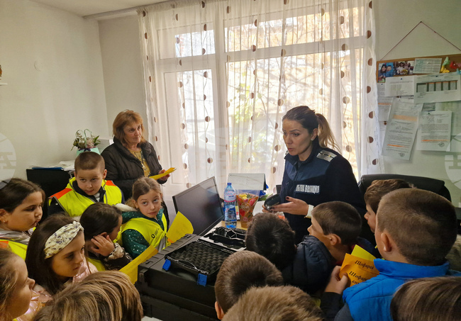 Ученици от самоковско училище раздадоха послания за пътна безопасност