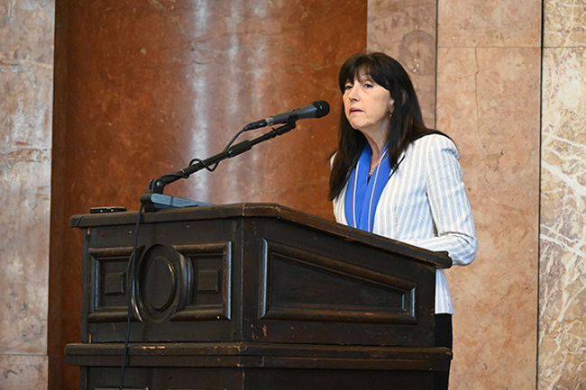 Проф. Албена Чавдарова бе удостоена с Почетния знак на Софийския университет със синя лента 