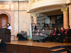 Проф. Албена Чавдарова бе удостоена с Почетния знак на Софийския университет със синя лента. Снимка: СУ