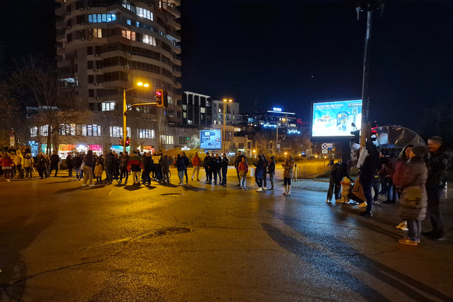 Протестиращи срещу застрояване на градинка в кв. „Изток" блокираха за кратко кръстовището на бул. „Драган Цанков“ и ул. „Фредерик Жолио – Кюри“ 