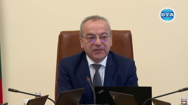 Във всичките си действия правителството се ръководеше от Конституцията, законите и интересите на българските граждани, заяви Гълъб Донев