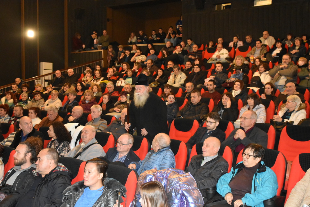 Община Ловеч: Препълнена зала в Ловеч за премиерата на филма „Слънчев бряг - експрес към ада“