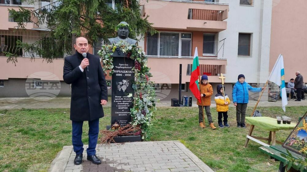В Асеновград денят на Свети Трифон бе отбелязан с празник на виното