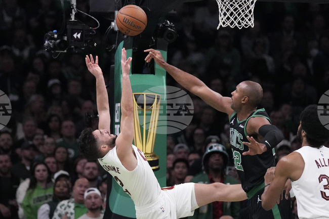 Бостън спря серията от 15 поредни победи на Кливлан в НБА