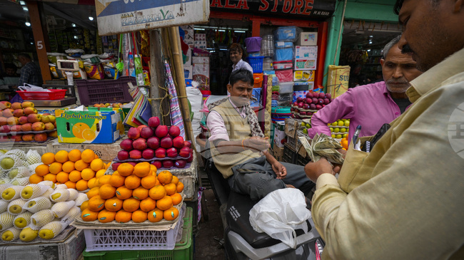 Индийската рупия за първи път в историята пада под границата от 90 за долар