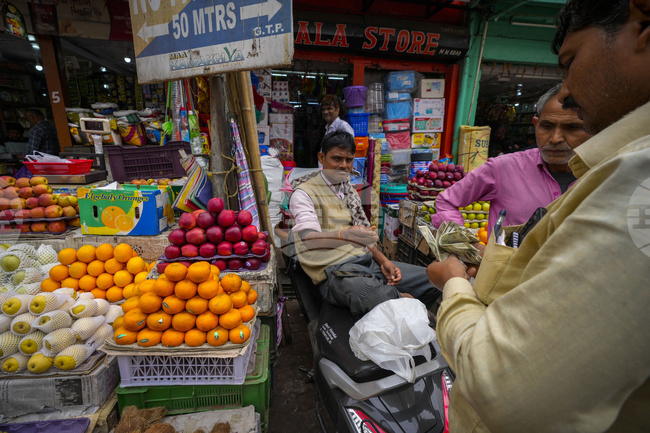 Индийската рупия за първи път в историята пада под границата от 90 за долар