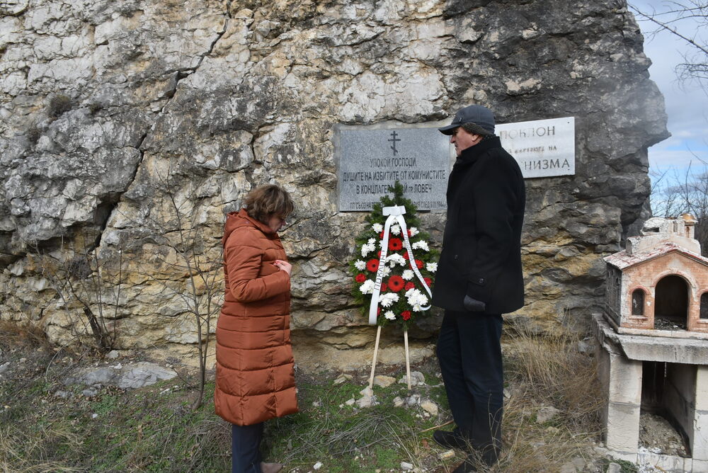 Община Ловеч: Ръководството на Ловеч поднесе венци в памет на загиналите в бившия концлагер „Слънчев бряг“