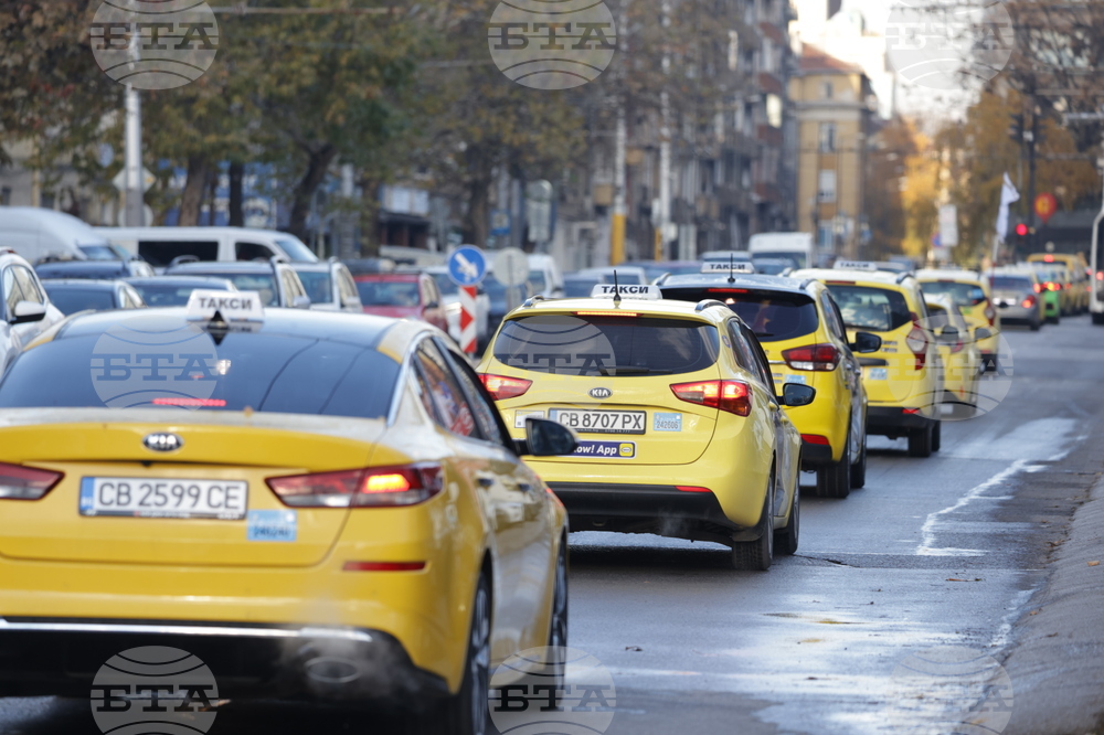 Протестното автошествие на таксиметровите шофьори преминава по булевардите на София