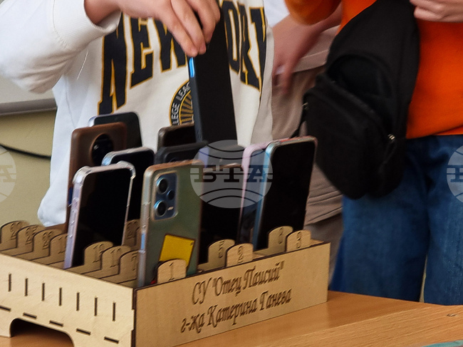 Кърджалийско училище въведе ограничение в прогимназиален етап за използване на телефони в училище