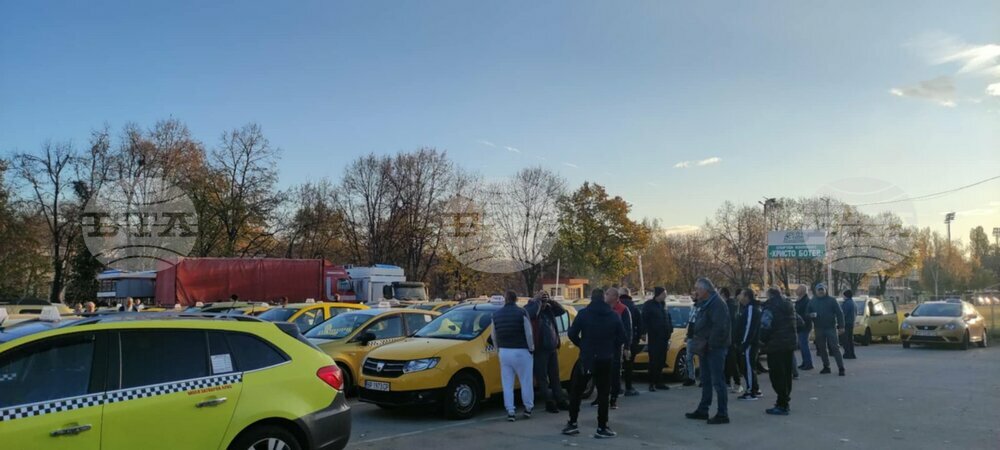 Стотина таксиметрови шофьори във Враца се присъединиха към националния протест заради поскъпването на задължителната застраховка