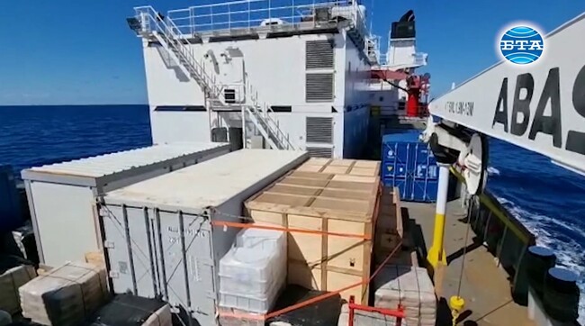 Товарът на борда на НИК 421 е здраво укрепен в случай на сурово време в пролива Дрейк