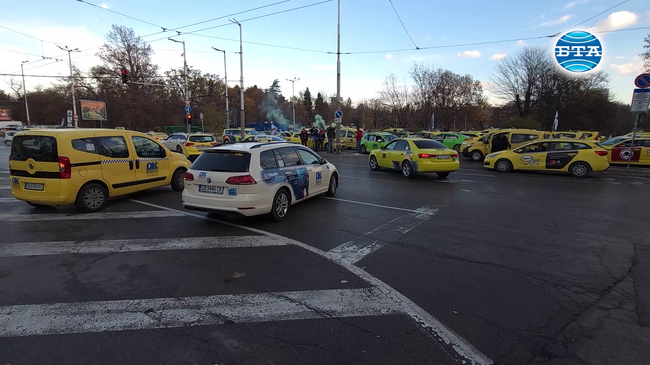 Искаме мораториум върху цената на „Гражданската отговорност“ и въвеждане на системата „бонус-малус“, заяви за БТА председателят на Националния таксиметров синдикат