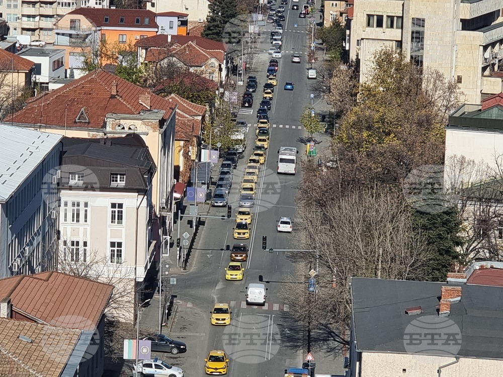 Таксиметровите шофьори в Ловеч излязоха на протест