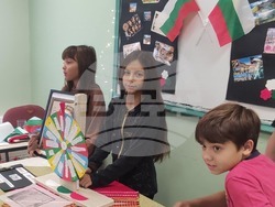 Ученици от Българско неделно училище „Васил Левски“ в Катерини, Гърция, взеха участие в творческо-образователно занятие „Колело на знанието“. 