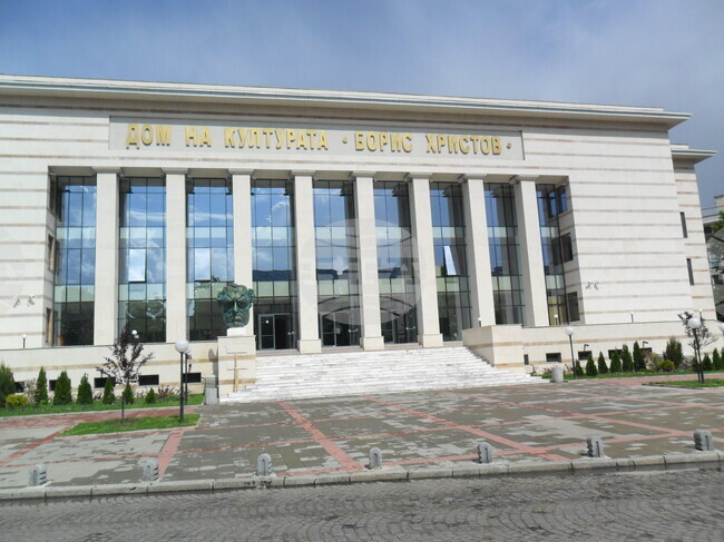 Дом на културата „Борис Христов“ в Пловдив довечера ще свети в синьо по инициатива на Държавната агенция за закрила на детето