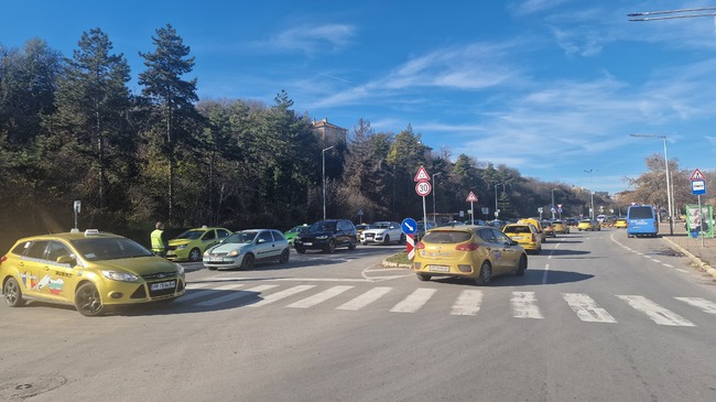 Таксиметровите шофьори в Разград се присъединиха към националния протест срещу поскъпването на "Гражданска отговорност"