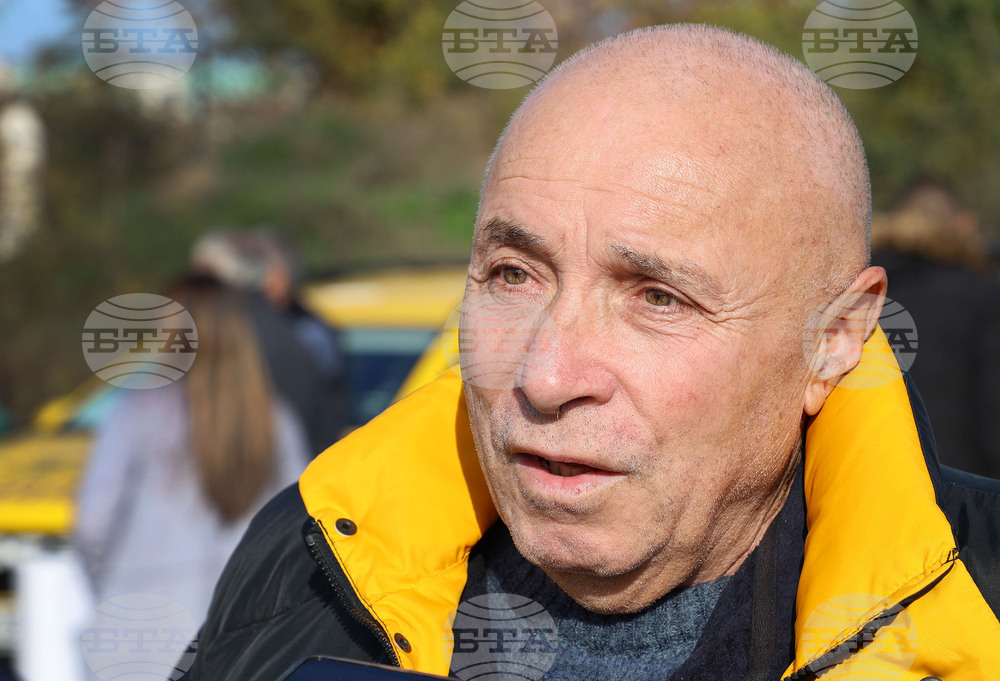 Десетки таксиметрови шофьори протестират във Варна срещу увеличението на задължителната застраховка „Гражданска отговорност“
