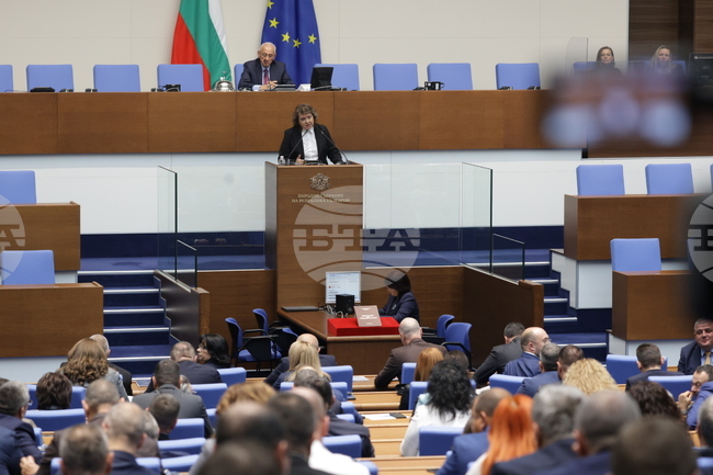 Наталия Киселова от "БСП-Обединена левица" и Петър Петров от "Възраждане" представиха виждания си за поста председател на 51-вото Народно събрание