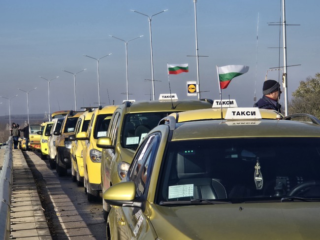 Таксиметрови шофьори от Добрич излязоха на протестно шествие срещу повишаването на цената на застраховката "Гражданска отговорност"