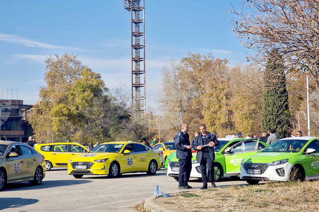 Автомагистрала “Тракия” все още е блокирана заради протеста на таксиметровите шофьори в Пловдивско