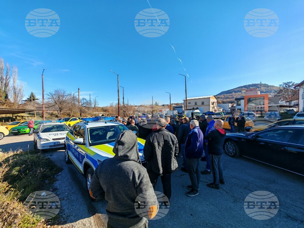 Габровските таксиметрови шофьори излязоха на протест и автошествие срещу високите цени на застраховката "Гражданска отговорност"