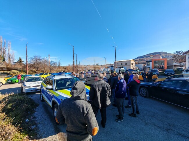 Габровските таксиметрови шофьори излязоха на протест и автошествие срещу високите цени на застраховката "Гражданска отговорност"