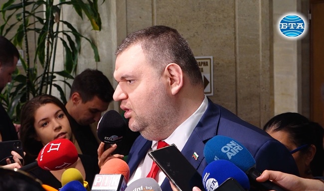 Битката е за служебен премиер - да решават и да отиваме на избори, каза Делян Пеевски по повод дебатите в парламента за председател