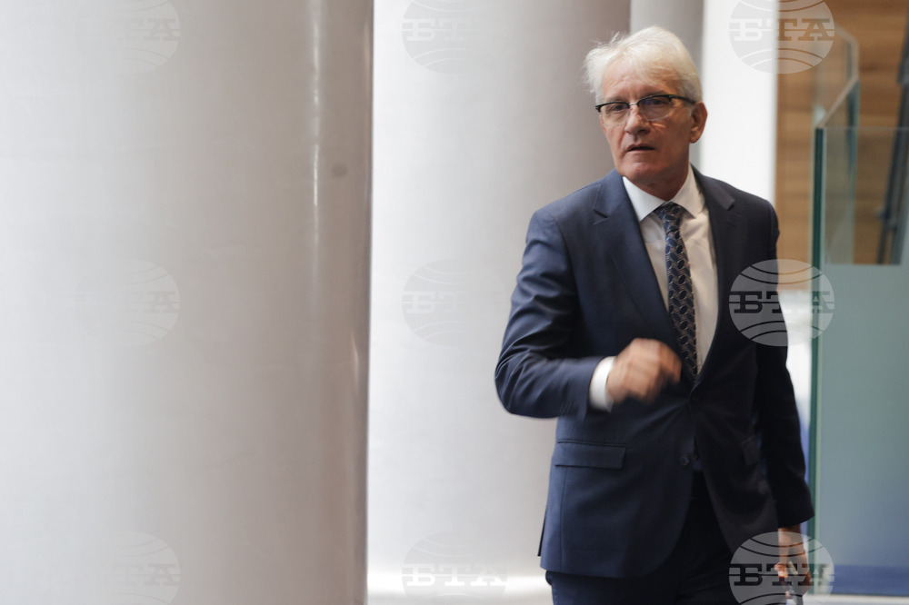 Парламентарната група на "Демокрация за права и свободи" - ДПС поиска да бъде изписана като ДПС-ДПС и настоя за кабинети