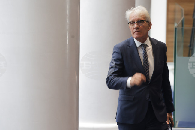 Парламентарната група на "Демокрация за права и свободи" - ДПС поиска да бъде изписана като ДПС-ДПС и настоя за кабинети