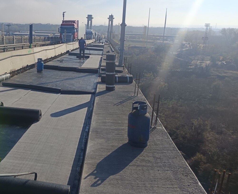 Полага се хидроизолацията по пътната плоча на Дунав мост при Русе, съобщиха от Агенция „Пътна инфраструктура“