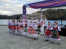 Фолклорна група „Роса” в Атланта представи България на Фестивал на плаващите фенери в града