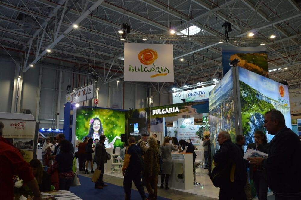 С фотокорнер с живописни гледки от България привлича посетителите националният ни щанд на туристическото изложение в Румъния 