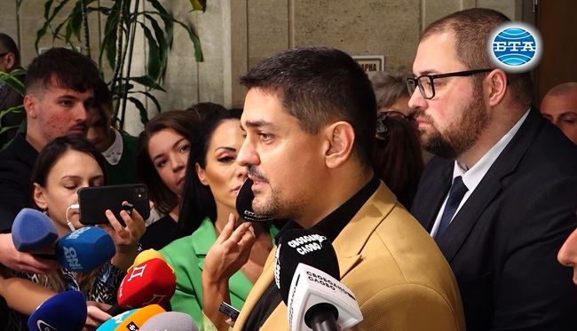 Днес няма избран председател на парламента заради „Демократична България“ и БСП, заяви Радостин Василев